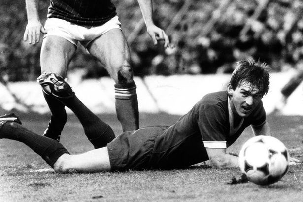 Năm 1982. Kenny Dalglish ngã nhưng Liverpool giành chiến thắng trước Ipswich Town.